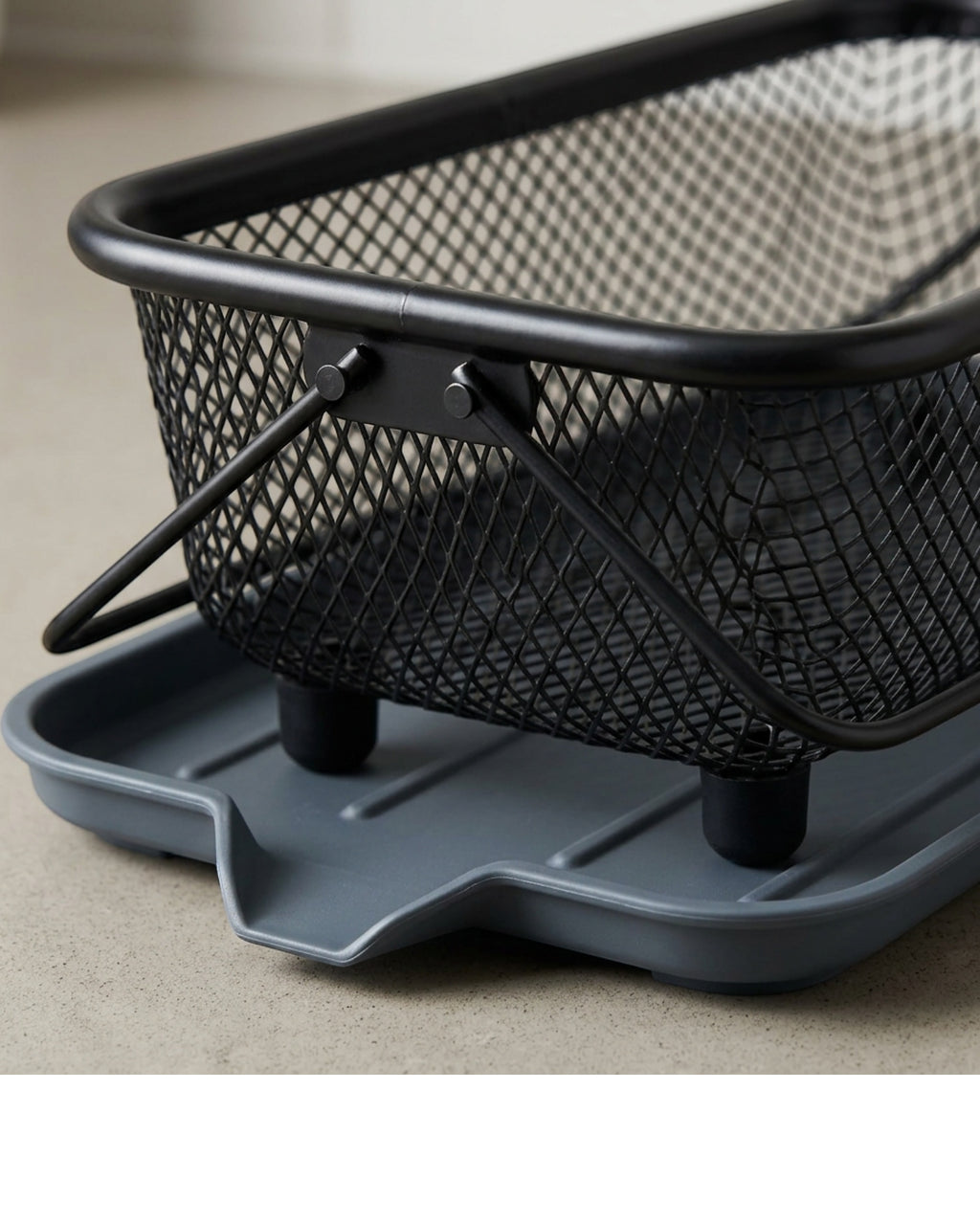Grwnv Rectangular Diamond Mesh Draining Basket with Slate Drip Tray - Detail view