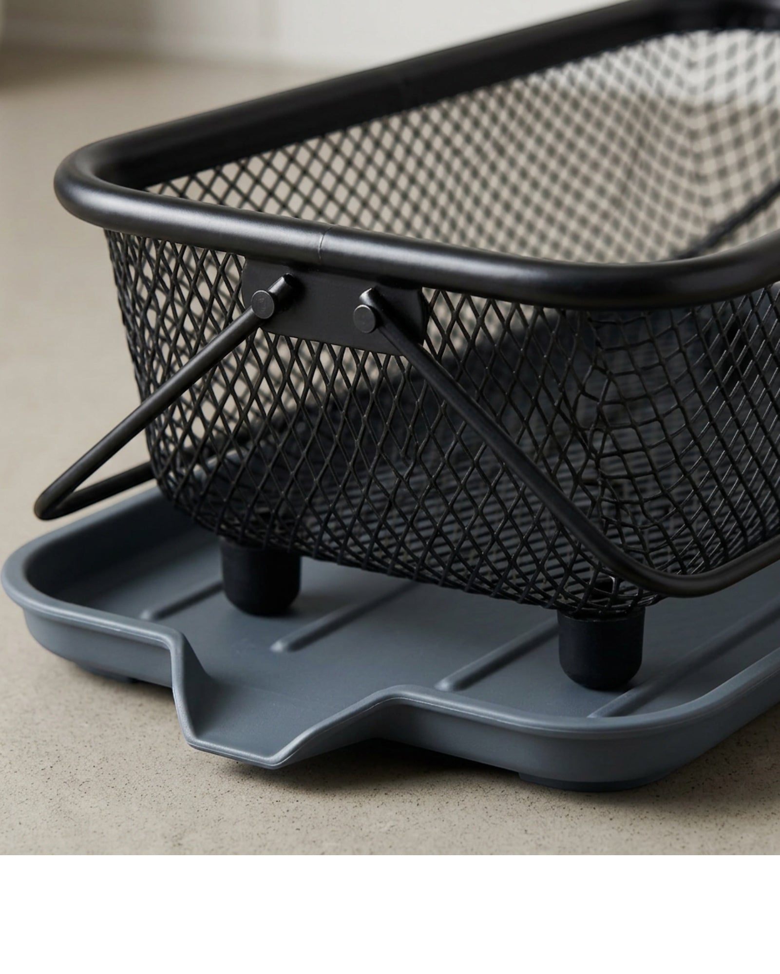 Grwnv Rectangular Diamond Mesh Draining Basket with Slate Drip Tray - Detail view