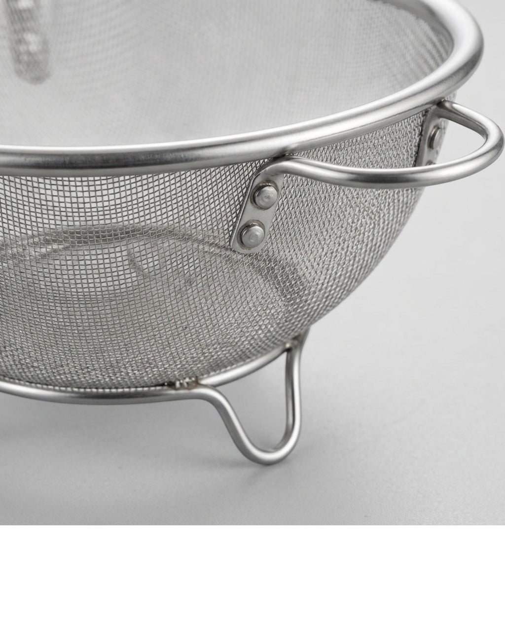 Grwnv Round Fine Mesh Colander with Two Handles and Three Feet 26 cm - Detail view