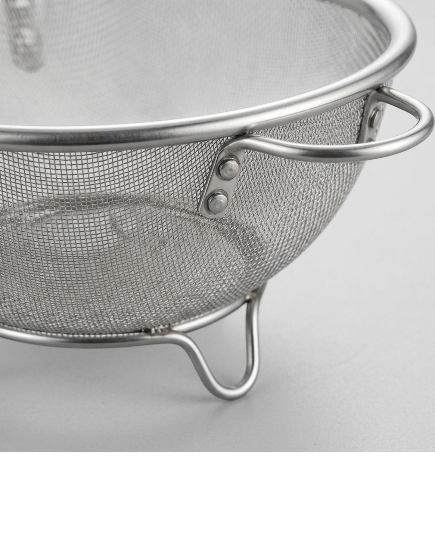 Grwnv Round Fine Mesh Colander with Two Handles and Three Feet 26 cm - Detail view