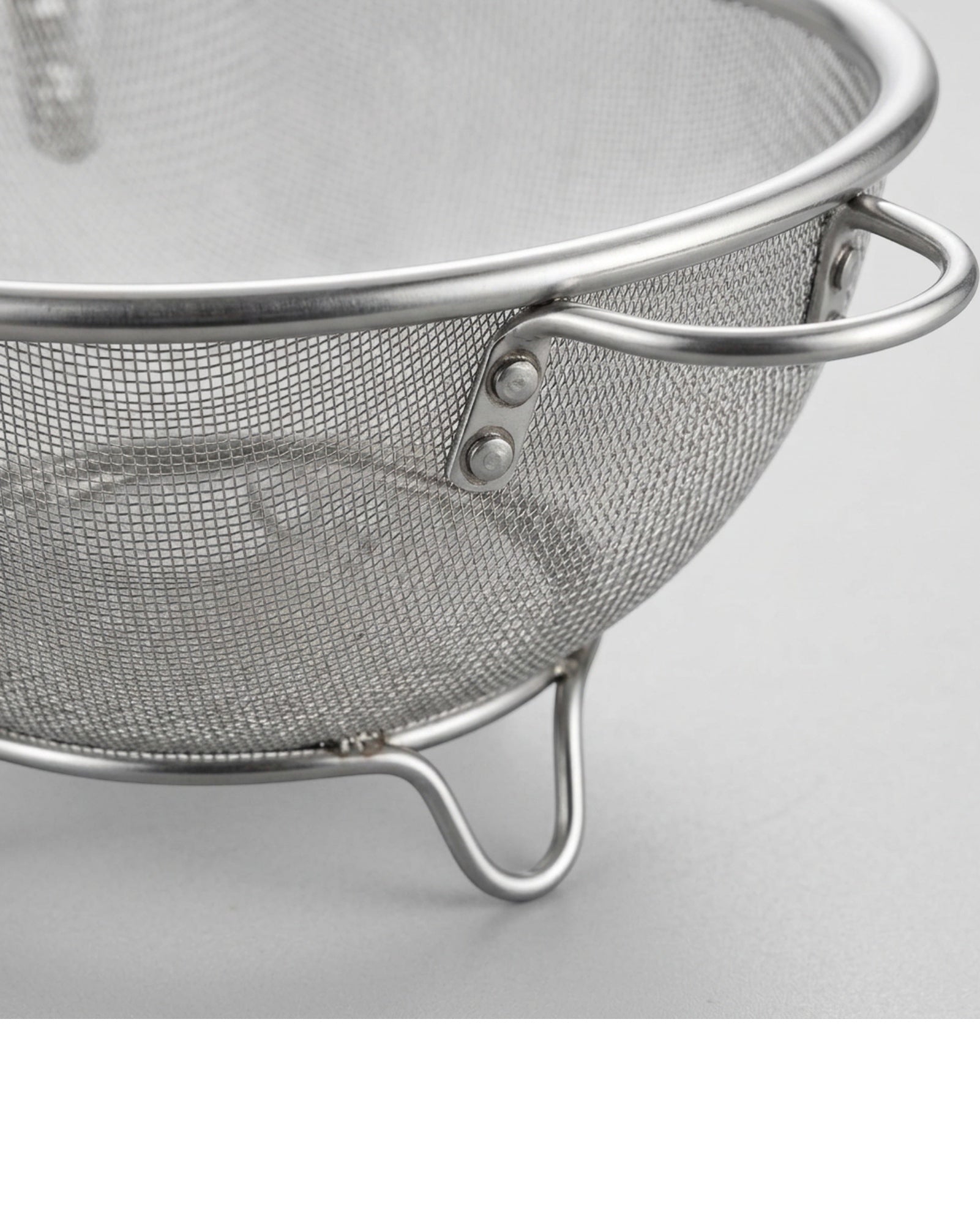 Grwnv Round Fine Mesh Colander with Two Handles and Three Feet 26 cm - Detail view