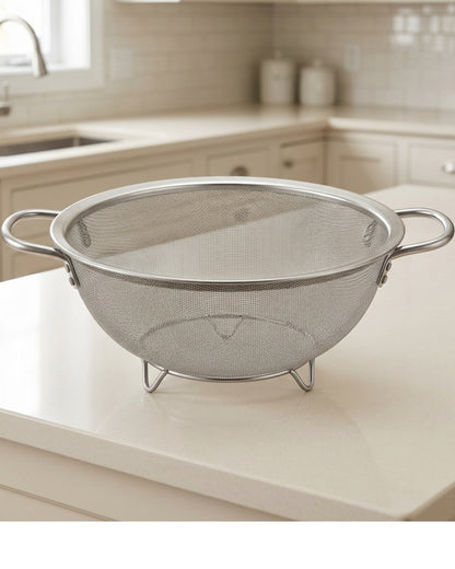 Grwnv Round Fine Mesh Colander with Two Handles and Three Feet 26 cm - Lifestyle view